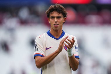 Chelsea 'den Joo Flix, 21 Eylül 2024' te Londra 'daki Londra Stadyumu' nda oynanan Premier League karşılaşması sonrasında seyircileri alkışlıyor.