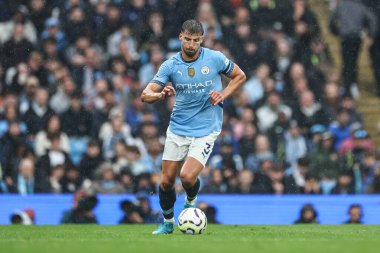 Manchester City 'den Rben Dias 22 Eylül 2024' te Etihad Stadyumu 'nda Manchester City ile Arsenal arasındaki Premier League maçında topa vuruyor.