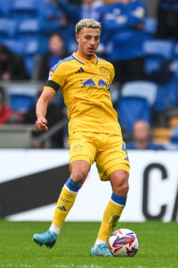 Leeds United takımından Ethan Ampadu, 21 Eylül 2024 'te Cardiff City Stadyumu' nda oynanan Cardiff City - Leeds United maçında topla bir çıkış yaptı.