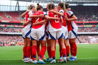 Arsenal 'den Frida Maanum, 22 Eylül 2024' te İngiltere 'nin başkenti Londra' daki Emirates Stadyumu 'nda oynanan FA Bayanlar Süper Ligi karşılaşmasında takım arkadaşlarıyla 1-0 kazanma hedefini kutluyor.