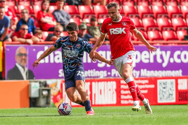 Blackpool 'dan Rob Apter, Charlton Athletic' ten Macaulay Gillesphey tarafından 21 Eylül 2024 'te The Valley, Londra, İngiltere' de Charlton Athletic 'e karşı Blackpool maçında baskı altına alındı.