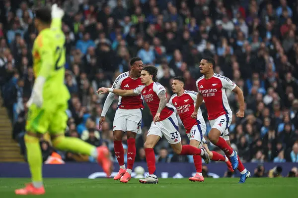 Arsenal takımından Riccardo Calafiori, 22 Eylül 2024 tarihinde Etihad Stadyumu 'nda oynanan Premier League maçında 1-1' lik galibiyet golünü kutluyor.