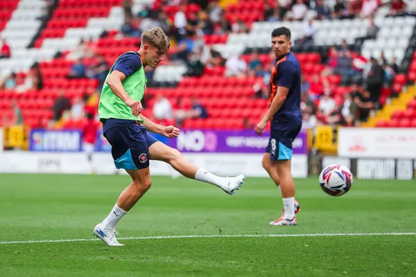 Blackpool 'dan Dom Ballard, 21 Eylül 2024' te The Valley, Londra, İngiltere 'de oynanan Sky Bet 1 karşılaşmasından önce ısınıyor.