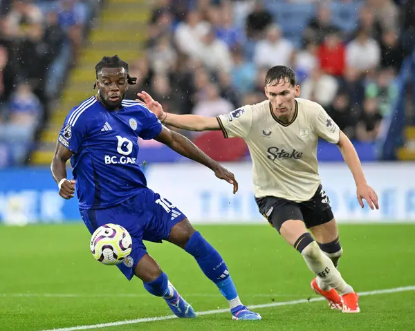 Stephy MAVIDI (Leicester City) Premier League maçında Everton oyuncusunun savunmasıyla King Power Stadyumu, Leicester, İngiltere 'de Leicester City' ye karşı Everton 'a karşı 21 Eylül 2024' te oynanan maçta topa vuruyor.