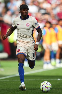 Chelsea 'li Noni Madueke, Premier League maçında topu Londra' daki Chelsea 'ye karşı 21 Eylül 2024' te oynanan Premier League maçında ileri taşıyor.