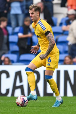 Leeds United takımından Joe Rodon, 21 Eylül 2024 'te Cardiff City Stadyumu' nda oynanan Cardiff City - Leeds United maçında maç yapıyor.