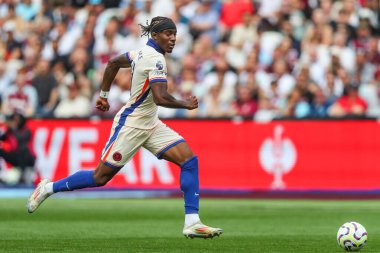 Chelsea takımından Noni Madueke, Premier League maçında topu Londra 'daki Chelsea Stadyumu' nda West Ham United 'a karşı 21 Eylül 2024' te atıyor.