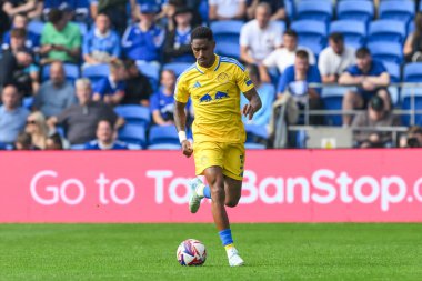 Leeds United 'ın Jnior Firpo' su, 21 Eylül 2024 'te Cardiff City Stadyumu' nda oynanan Cardiff City - Leeds United maçında topa vuruyor.