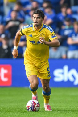 Leeds United takımından Pascal Struijk, 21 Eylül 2024 'te Cardiff City, Cardiff City Stadyumu' nda oynanan Cardiff City - Leeds United maçında topa vuruyor.