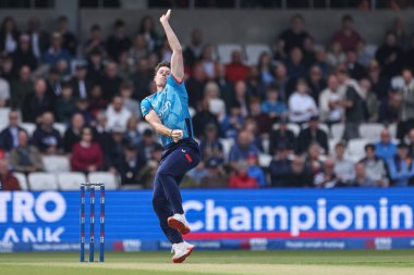 İngiltere 'den Matthew Potts topu, Headingley Cricket Ground, Leeds, Birleşik Krallık' ta, 21 Eylül 2024 'te 1.