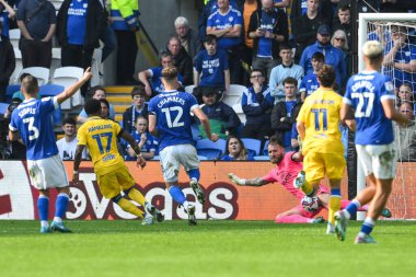 Leeds United 'dan Largie Ramazani, Cardiff City Stadyumu' nda Cardiff City - Leeds United maçında Cardiff City 'den Jak Alnwick tarafından kurtarıldı.