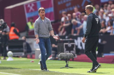 West Ham United 'ın menajeri Julen Lopetegui, 21 Eylül 2024' te Londra 'daki Londra Stadyumu' nda oynanan Premier League maçı sırasında tepki gösterdi.
