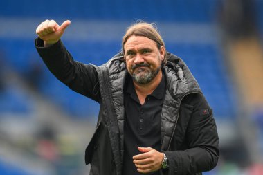 Leeds United 'ın Daniel Farke Menajeri, 21 Eylül 2024' te Cardiff City, Cardiff City Stadyumu 'nda oynanan Sky Bet Şampiyonası maçında kazandığı galibiyetten sonra taraftarları alkışlıyor.