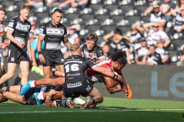 Katalan Ejderhaları 'ndan Chris Satae, 21 Eylül 2024' te MKM Stadyumu 'nda oynanan 27. Betfred Süper Lig karşılaşması Hull FC ve Catalans Dragons maçında bir deneme için sahaya çıkıyor.