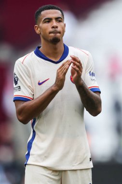 Chelsea 'den Levi Colwill, 21 Eylül 2024' te Londra 'daki Londra Stadyumu' nda oynanan Premier League maçı sonrasında gezgin taraftarları alkışlıyor.