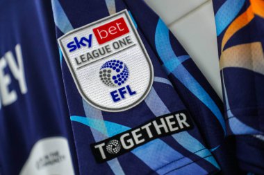 Blackpool gömleklerindeki EFL rozeti, 21 Eylül 2024 'te The Valley, Londra, İngiltere' de oynanan Sky Bet 1 karşılaşmasından önce soyunma odasında gösteriliyor.