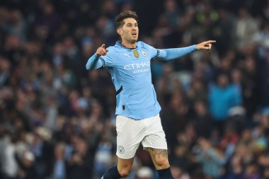 Manchester City 'den John Stones, 22 Eylül 2024' te Etihad Stadyumu 'nda oynanan Premier League maçında 2-2' lik galibiyetini kutluyor.