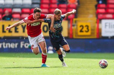 Charlton Atletizm takımından Conor Coventry 21 Eylül 2024 'te The Valley, Londra, İngiltere' de oynanan Sky Bet 1 karşılaşmasında Blackpool 'lu Dom Ballard ile top mücadelesi verdi.