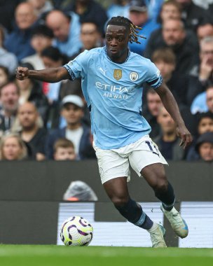 Manchester City 'den Jrmy Doku, 22 Eylül 2024' te Etihad Stadyumu 'nda Manchester City ile Arsenal arasındaki Premier League maçında topa vuruyor.