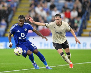 Stephy MAVIDI (Leicester City) Premier League maçında Everton oyuncusunun savunmasıyla King Power Stadyumu, Leicester, İngiltere 'de Leicester City' ye karşı Everton 'a karşı 21 Eylül 2024' te oynanan maçta topa vuruyor.