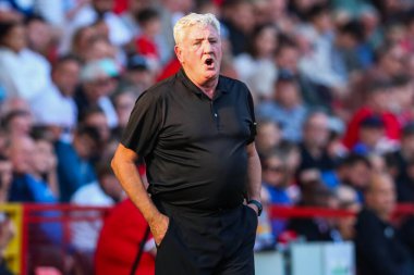Blackpool takımından Steve Bruce 21 Eylül 2024 'te İngiltere' nin başkenti Londra 'da oynanan The Valley maçında Charlton Athletic' e karşı Blackpool maçında tepki gösterdi.