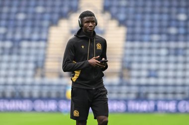 Blackburn Rovers takımından Makhtar Gueye, 22 Eylül 2024 'te İngiltere' nin Deepdale kentinde oynanan Preston North End-Blackburn Rover karşılaşması öncesinde sahada inceleme yapıyor.