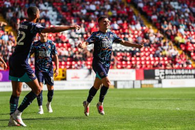 Blackpool 'dan Albie Morgan, 21 Eylül 2024' te İngiltere 'nin başkenti Londra' da oynanan The Valley maçında Charlton Athletic 'e karşı Blackpool maçında 0-2' lik skorla gol attıktan sonra kutluyor.