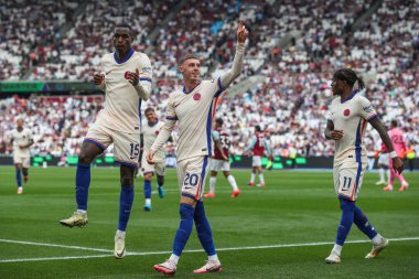 Chelsea 'den Cole Palmer, Premier League maçında Chelsea' ye karşı West Ham United maçında 21 Eylül 2024 'te Londra' daki Londra Stadyumu 'nda 0-3' lük galibiyetini kutluyor.