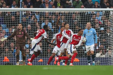 Arsenal 'li Gabriel 22 Eylül 2024' te Etihad Stadyumu 'nda oynanan Premier League maçında Manchester City ve Arsenal maçında 1-2' lik galibiyetini kutluyor.