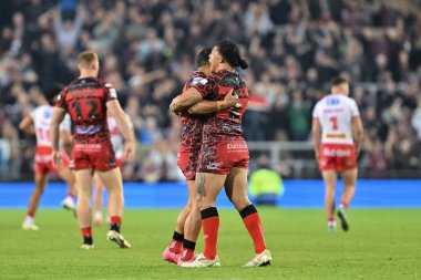 Leigh Leoparları 'ndan Tom Amone ve Leigh Leoparları' ndan Ricky Leutele, 20 Eylül 2024 'te Leigh Spor Köyü' nde oynanan 27. Betfred Süper Lig karşılaşmasında tam zamanlı sonucu kutluyor.