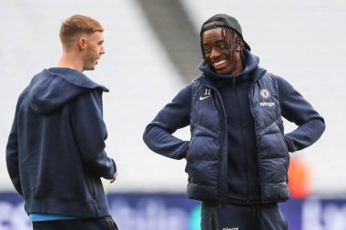 Chelsea 'den Cole Palmer ve Chelsea' den Noni Madueke, 21 Eylül 202 'de Londra' daki Londra Stadyumu 'nda oynanan Premier League maçında West Ham United - Chelsea maçı öncesinde bir fıkra paylaşıyorlar.