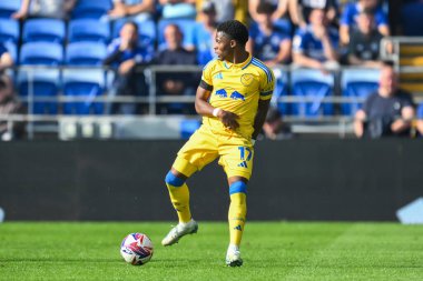 Leeds United takımından Largie Ramazani 21 Eylül 2024 'te Cardiff City Stadyumu' nda oynanan Cardiff City - Leeds United maçında topu kontrol ediyor.