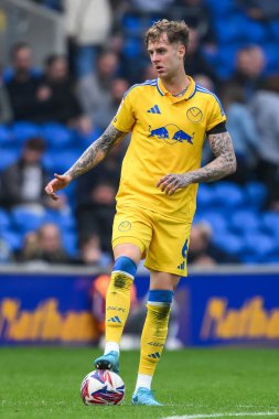 Leeds United takımından Joe Rodon, 21 Eylül 2024 'te Cardiff City Stadyumu' nda oynanan Cardiff City - Leeds United maçında maç yapıyor.