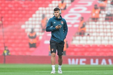 Bournemouth 'dan Milos Kerkez, 21 Eylül 2024 tarihinde İngiltere' nin Liverpool kenti Liverpool 'da oynanan Premier League karşılaşması öncesinde sahaya bakıyor.