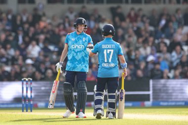 İngiliz Ben Duckett, Headingley Cricket Ground, Leeds, İngiltere, 21 Eylül 2024 'te 1. Metro Bank International England - Avustralya maçında bir sınır vurduktan sonra İngiltere' den Harry Brook 'a yumruk attı.