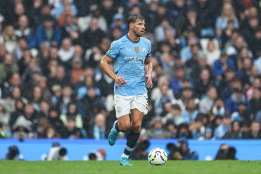Manchester City 'den Rben Dias 22 Eylül 2024' te Etihad Stadyumu 'nda Manchester City ile Arsenal arasındaki Premier League maçında topa vuruyor.