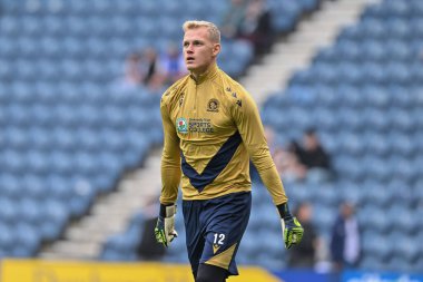 Blackburn Rovers takımından Balzs Toth, 22 Eylül 2024 'te İngiltere' nin Deepdale kentinde oynanan Preston North End-Blackburn Rovers karşılaşması öncesinde ısınıyor.