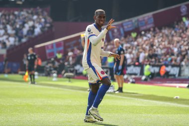Chelsea 'li Nicolas Jackson, Premier League maçında 21 Eylül 2024' te Londra 'daki Londra Stadyumu' nda West Ham United 'a karşı Chelsea maçında 0-1' lik galibiyet golünü kutluyor.