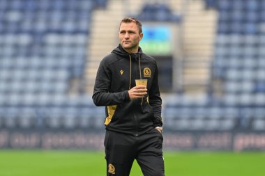Blackburn Rovers 'dan Sondre Tronstad, 22 Eylül 2024' te İngiltere 'nin Deepdale kentinde oynanan Preston North End-Blackburn Rover karşılaşması öncesinde sahada inceleme yapıyor.