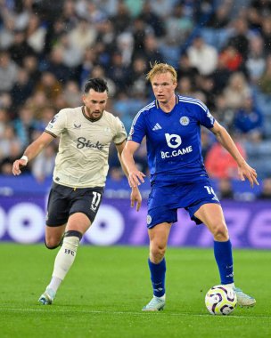 Victor Kristiansen (Leicester City) 21 Eylül 2024 'te King Power Stadyumu' nda Leicester City ile Everton arasında oynanan Premier League maçı sırasında Jack HARRISON (Everton FC) tarafından savunuluyor.