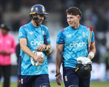 İngiltere 'den Olly Stone ve İngiltere' den Matthew Potts, İngiltere 'nin Headingley Cricket Ground, Leeds, İngiltere 21 Eylül 2024' te 1.