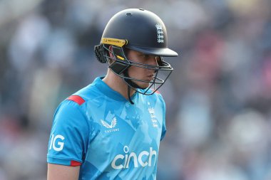 İngiltere 'nin kederli Jamie Smith' i Avustralya 'dan Jake Fraser-McGurk tarafından Headingley Cricket Ground, Leeds, Birleşik Krallık' ta 2.