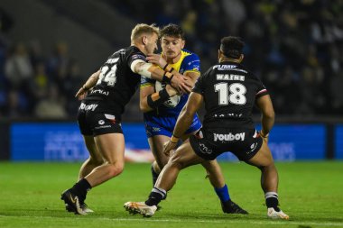 Warrington Wolves takımından Jordy Crowther, 27. Betfred Süper Lig karşılaşmasında Londra Broncos 'a karşı Halliwell Jones Stadyumu, Warrington, İngiltere, 20 Eylül 2024' de oynanan karşılaşmada Londra Broncos 'un Ugo Tison ve Emannuel Waine ile karşı karşıya geldi.