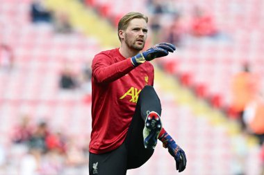 Liverpool 'dan Caoimhn Kelleher, Premier Lig maçı öncesinde Anfield, Liverpool, Liverpool, İngiltere' de Liverpool maçında ısınıyor.