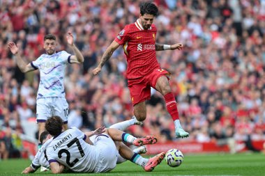 Bournemouth takımından Illya Zabarnyi, Liverpool 'un Bournemouth' a karşı oynadığı Premier League maçı sırasında Liverpool 'lu Dominik Szoboszlai' yi 21 Eylül 2024 'de Anfield, Liverpool' da yendi.