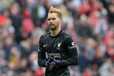 Liverpool 'dan Caoimhn Kelleher, 21 Eylül 2024 tarihinde İngiltere' nin Liverpool kentinde oynanan Liverpool-Bournemouth maçında taraftarlarını alkışladı.