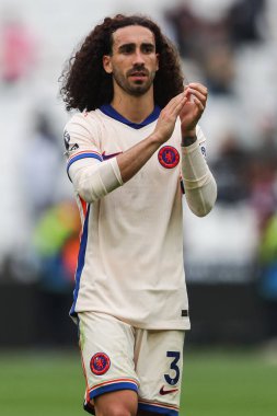 Chelsea 'den Marc Cucurella, 21 Eylül 2024' te Londra 'daki Londra Stadyumu' nda oynanan Premier League maçı sonrasında gezgin taraftarları alkışlıyor.