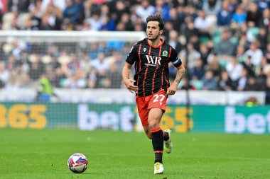 Blackburn Rovers takımından Lewis Travis, 22 Eylül 2024 'te İngiltere' nin Deepdale kentinde oynanan Preston North End - Blackburn Rovers maçında maç yapıyor.