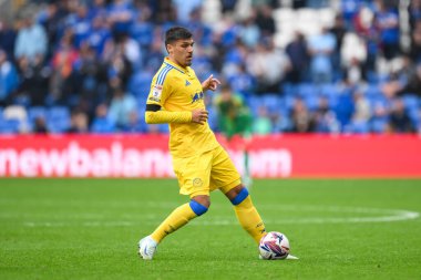 Leeds United takımından Jol Piroe, 21 Eylül 2024 'te Cardiff City Stadyumu' nda oynanan Cardiff City - Leeds United maçında topu kontrol ediyor.