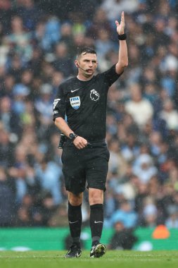 Hakem Michael Oliver Premier Lig maçı sırasında Manchester City Arsenal 'e karşı Etihad Stadyumu, Manchester, İngiltere, 22 Eylül 2024